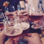 Mit demontat: Nu, alcoolul nu face bine sănătăţii, nici dacă bei moderat