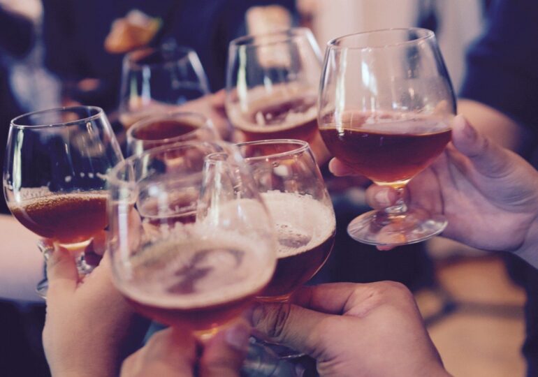 Mit demontat: Nu, alcoolul nu face bine sănătăţii, nici dacă bei moderat