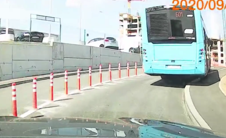 Probleme la podul Ciurel deja? Un autobuz nu pare să aibă loc pe rampe (Video)