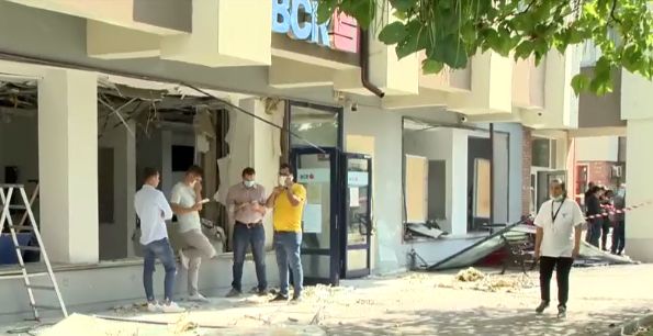 Două bancomate de la parterul unui bloc din Otopeni au fost aruncate în aer. UPDATE: Nu s-a furat nimic, dar totul e distrus