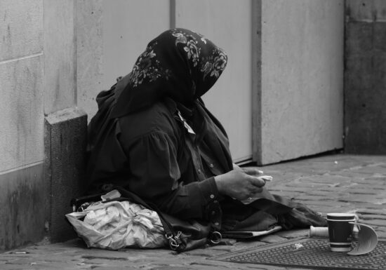 România conduce clasamentul UE al generozității, raportat la venituri. Cum stăm față de cele mai bogate state europene