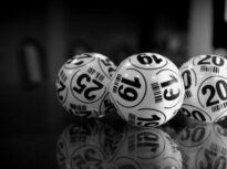 Un bărbat a folosit două luni biletul câștigător la loto drept semn de carte, fără să știe că valorează milioane de euro