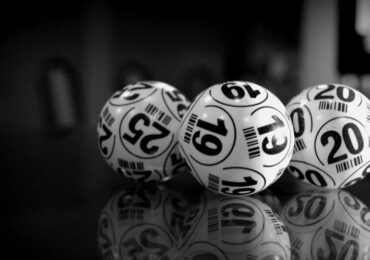 Un bărbat a folosit două luni biletul câștigător la loto drept semn de carte, fără să știe că valorează milioane de euro