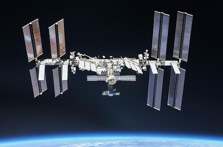 Un program creat de trei elevi din Hunedoara va rula pe Stația Spațială Internațională