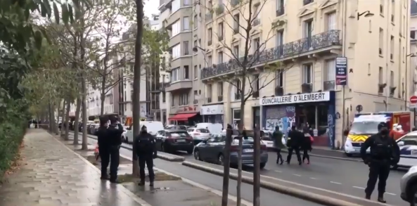 Doi oameni au fost înjunghiați la Paris, lângă fostul sediu Charlie Hebdo