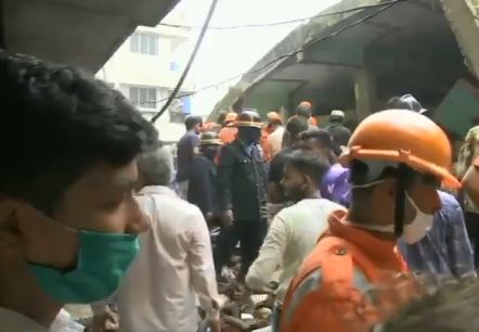 O clădire din India s-a prăbușit: Zece oameni au murit și cel puțin 25 sunt prinși sub dărâmături (Video&Foto)