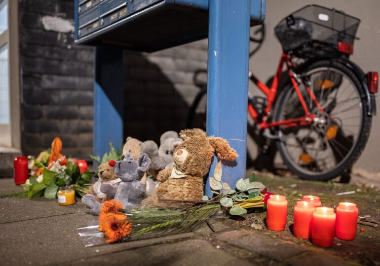 Cinci copii au fost găsiți morți într-o locuință din Germania. Mama e suspectă că i-a ucis, apoi a sărit în fața trenului