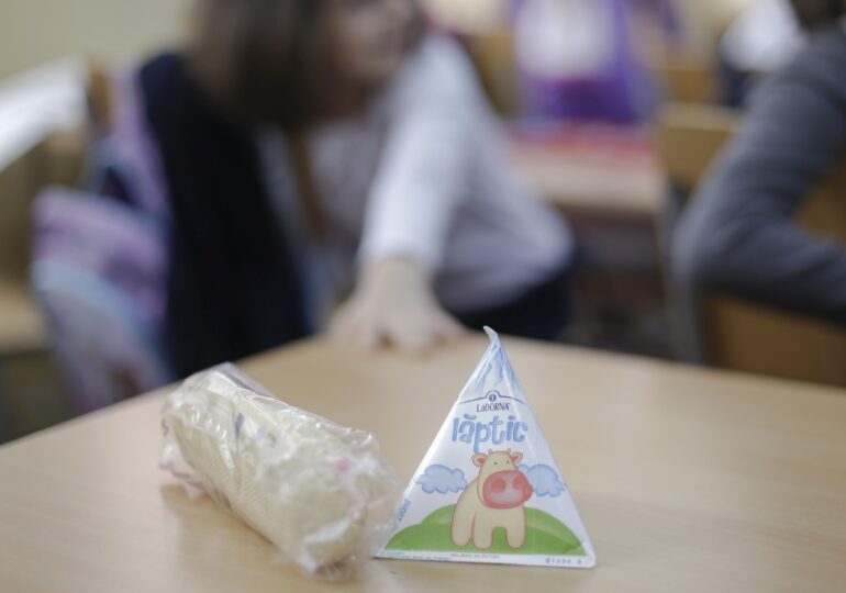 Directoarea unei şcoli din Teleorman a fost înregistrată în timp ce arată cum se fură din laptele şi cornul copiilor