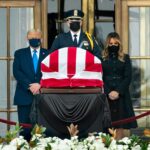 Trump a fost huiduit la Curtea Supremă, unde s-a dus să-i aducă un ultim omagiu judecătoarei Ginsburg (Video)