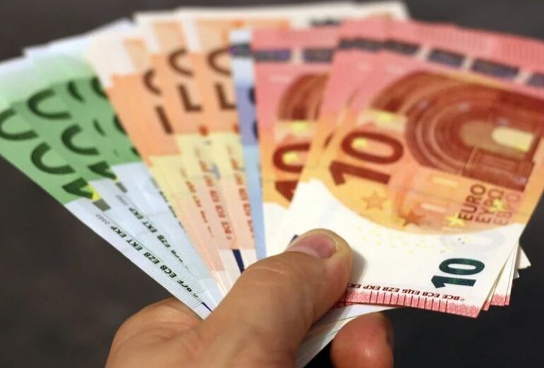 Curs valutar: Euro scade puţin, dar dolarul crește