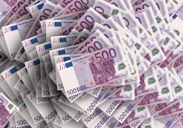 Curs valutar: Euro stă aproape pe loc şi dolarul scade