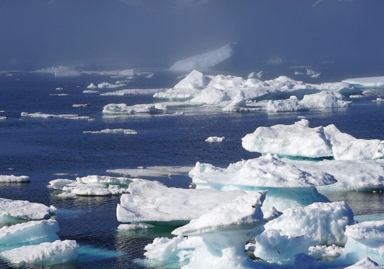 Efectele schimbărilor climatice: O mare bucată de gheață s-a desprins din calota glaciară a Groenlandei și s-a sfărâmat în multe bucăţi mici