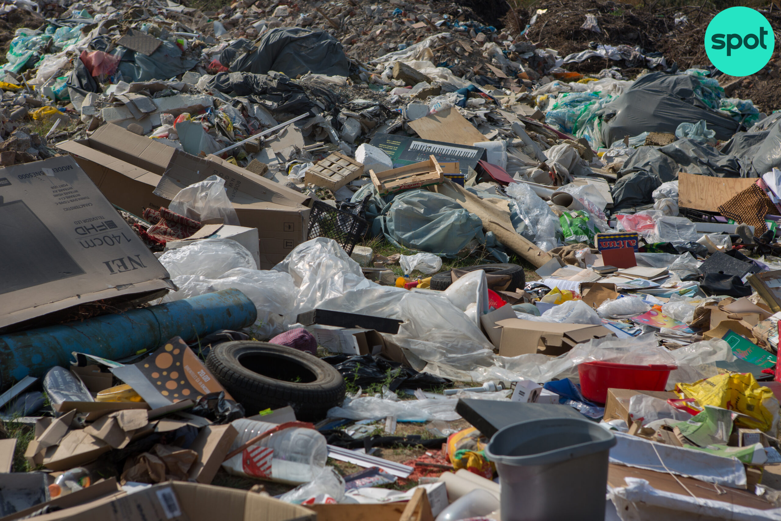 Cum au deșeurile depozitate ilegal să îngroape o parte din Sectorul 3. Autoritățile ridică din umeri, gunoiul se adună - spotmedia.ro