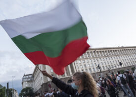 Mii de bulgari protestează violent la adresa Guvernului Borisov:  S-a aruncat cu ouă și mere spre clădirea Parlamentului (Foto&Video)