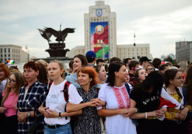 Mii de femei au protestat în Belarus față de brutalitatea forțelor de ordine