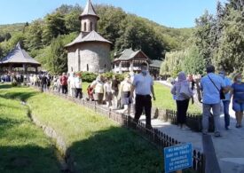 Pandemia nu i-a împiedicat: Mii de oameni s-au îmbulzit la pelerinajul de la mormântul lui Arsenie Boca (Video)