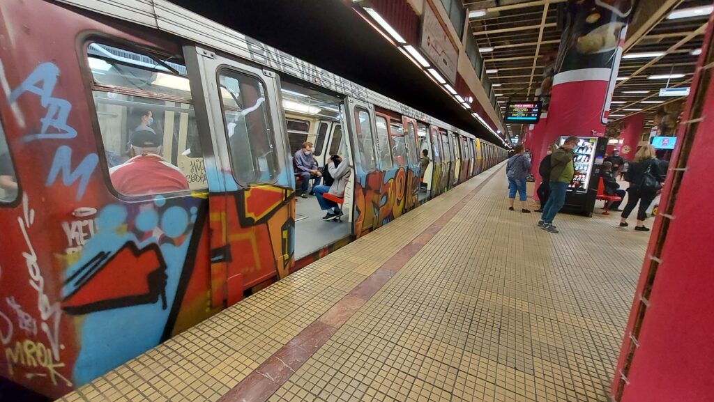 metrou-plin-de-graffiti-la-exterior-