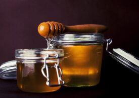Cea mai slabă producţie de miere din ultimii 50 de ani. E pusă în pericol și existenţa albinelor