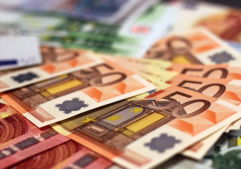 Majorarea pensiilor aduce un nou maxim istoric pentru euro