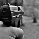 Un tânăr a fost împușcat în spate de polițiști, după o urmărire cu mașinile în Suceava