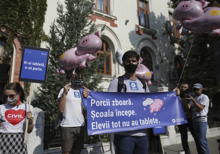 Școală online fără tablete: Doar în Vrancea le așteaptă peste 12.300 de elevi. De la Minister, nicio veste, și oricum ar veni mai puțin de 8.000 de dispozitive