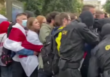 Poliția a luat pe sus zeci de studenți care protestau pașnic în Belarus. Au fost reținuți