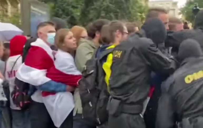 Poliția a luat pe sus zeci de studenți care protestau pașnic în Belarus. Au fost reținuți