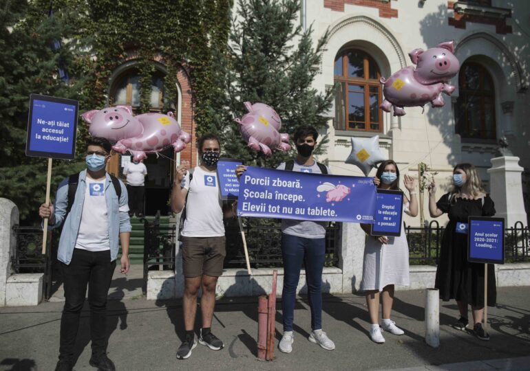 Elevii au protestat la Guvern și Ministerul Educației: Porcii zboară. Şcoala începe. Elevii tot nu au tablete! (Foto)