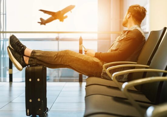 Jet lag-ul ne dă peste cap organismul: ce putem face ca să ne revenim mai repede după un zbor lung