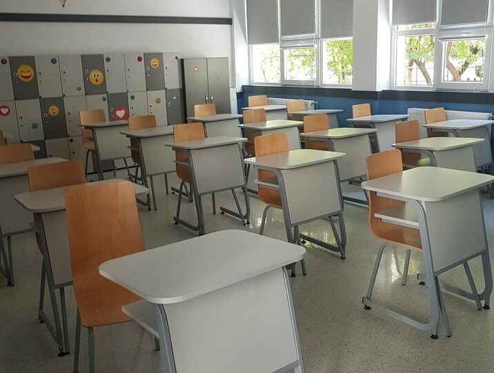 Elevii care lipsesc de la şcoală la confirmarea unui caz de Covid în clasă pot fi puşi absenţi