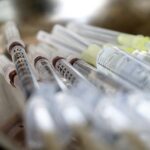 Vaccinul anti-COVID NU modifică ADN-ul și NU are legătură cu tehnologia 5G. Autoritățile dau explicații