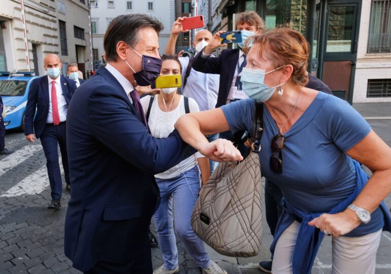 Italienii vor fi obligați în curând să poarte mască permanent în exterior