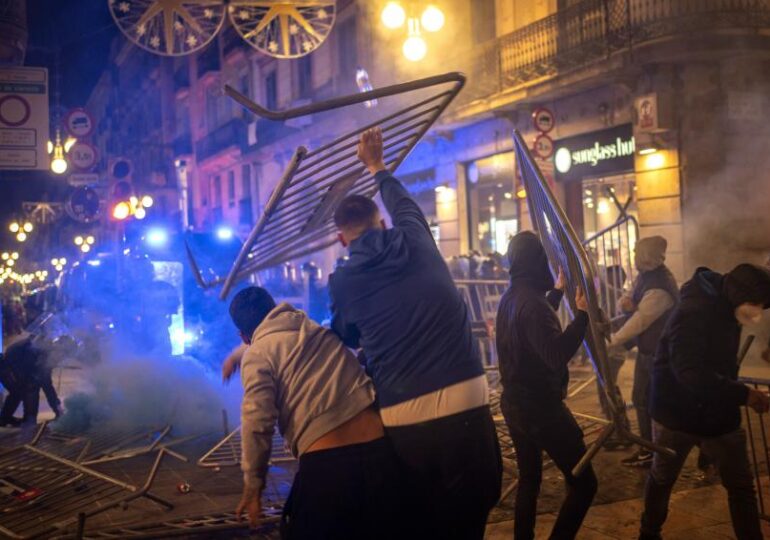 Confruntări între protestatari și poliție la Barcelona, după noile restricții impuse de autorități