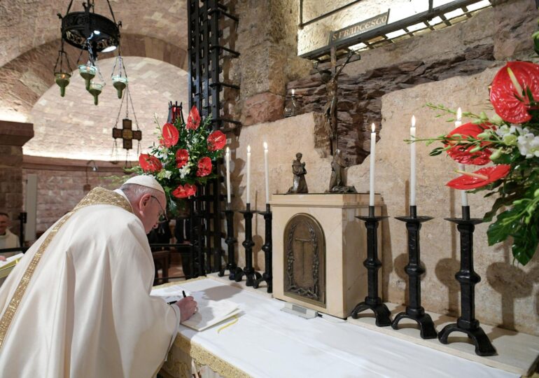 Papa Francisc: În loc să ne plângem, să facem ceva. Nu al nu ştiu câtelea cadou pentru noi sau prietenii noştri, ci pentru un nevoiaş la care nimeni nu se gândeşte