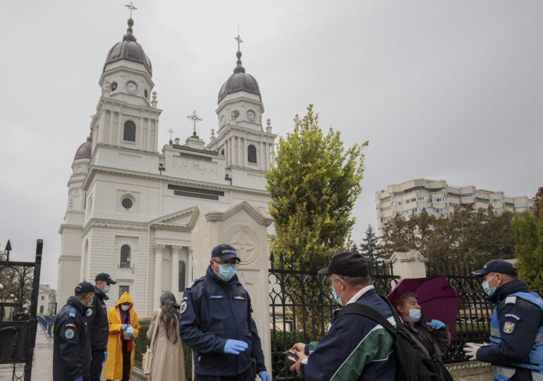 Racla cu moaştele Sfintei Parascheva a fost scoasă în curtea Catedralei din Iași. Unde se mai poate vedea slujba