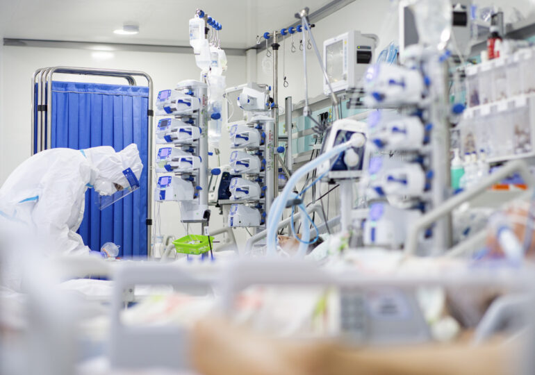Spitalele se pregătesc pentru noul vârf al pandemiei: paturi suplimentate, operații amânate, urgențe redirecționate