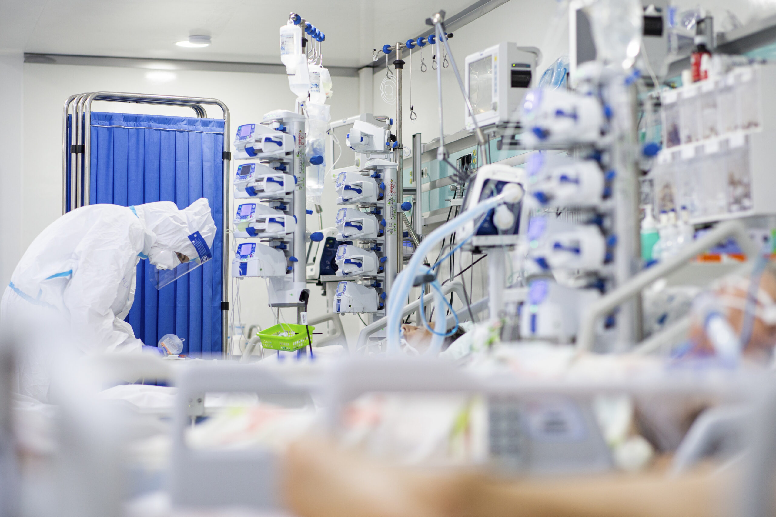 O nouă subvariantă Covid devine dominantă în SUA. Tot mai mulți pacienți ajung la spital