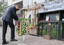 5 ani de la Colectiv. Iohannis a depus o coroană de flori în memoria victimelor și a promulgat legea privind decontarea pe viață a tratamentului pentru supravieţuitori