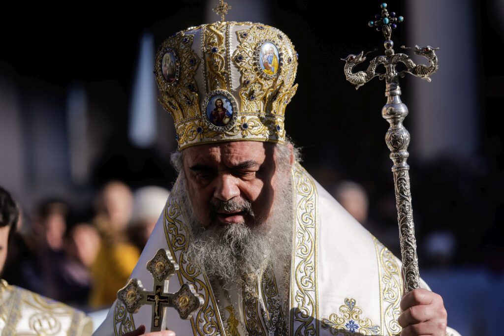Patriarhul Daniel ar putea să-l invite pe Nicușor Dan la un ceai: Două dintre relele care au afectat Biserica sunt îngemănate acum în Simion