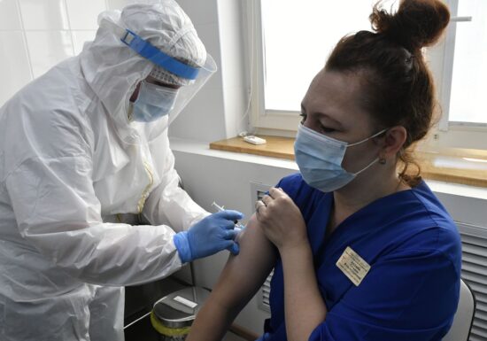 În ciuda optimismului din primăvară, Revelionul îl vom petrece nevaccinați. De ce campaniile de imunizare vor începe, cel mai devreme, în februarie?