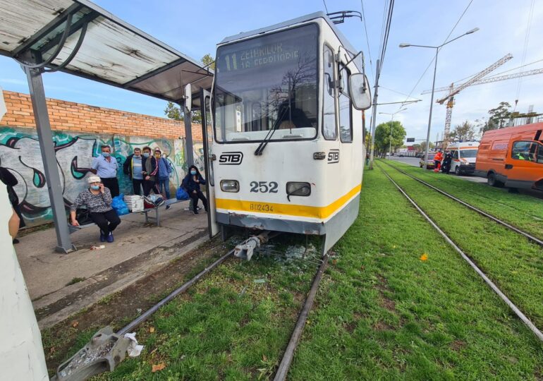 Coliziune între două tramvaie în Bucureşti: Patru persoane au fost rănite