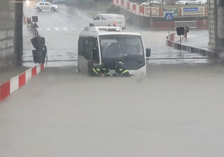 Ploile au produs inundații în mai multe zone din țară: Un autobuz și patru mașini au fost surprinse de viituri (Foto&Video)