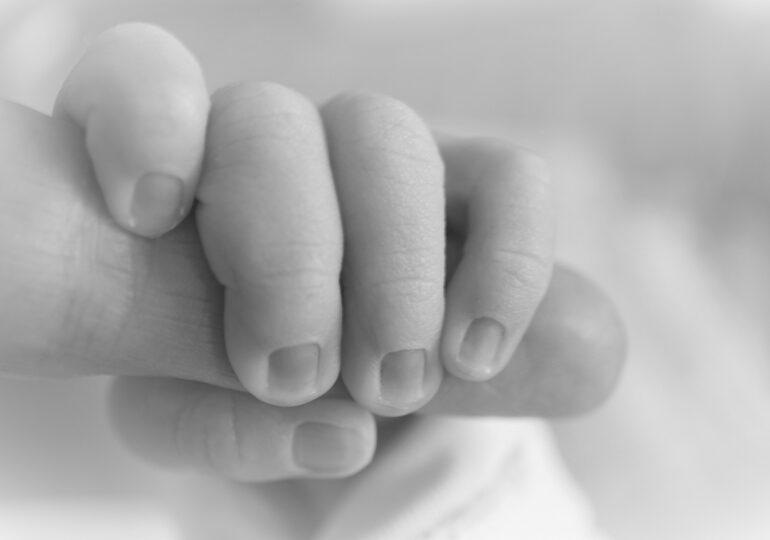 Un medic și o asistentă din Drobeta, reținuți după ce un bebeluș a murit la naștere