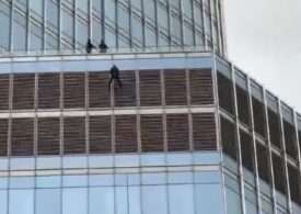 Protest extrem la Trump Tower din Chicago: Un bărbat s-a legat cu o sfoară la etajul 16 și amenința că se sinucide dacă nu vine președintele (Video)