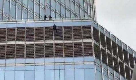 Protest extrem la Trump Tower din Chicago: Un bărbat s-a legat cu o sfoară la etajul 16 și amenința că se sinucide dacă nu vine președintele (Video)