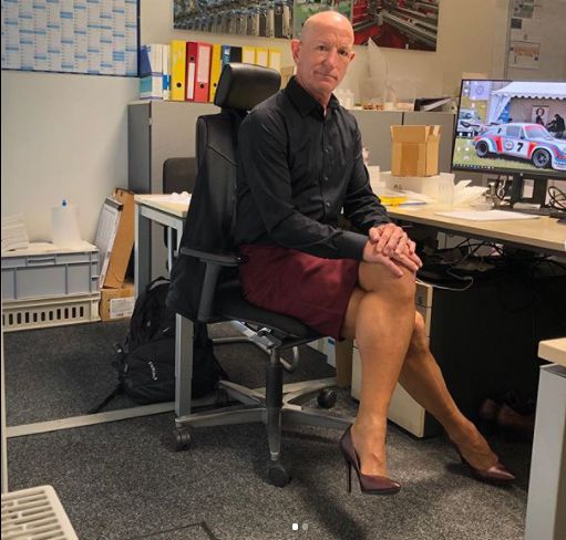 Are 61 de ani, o căsnicie fericită, nu e gay, dar merge zilnic la birou în fustă și pantofi cu toc!