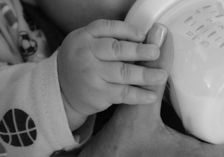 Bebelușii ar putea înghiți, odată cu laptele, și milioane de microparticule de plastic din biberon