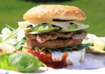Parlamentul European a decis că produsele vegetale pot fi numite burger sau cârnați
