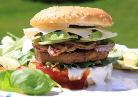 Parlamentul European a decis că produsele vegetale pot fi numite burger sau cârnați