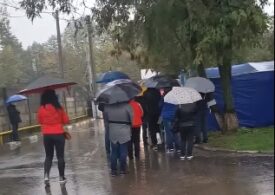 Pacienți ținuți să aștepte în ploaie ca să intre la Spitalul Județean de Urgență Ploiești, în plină pandemie